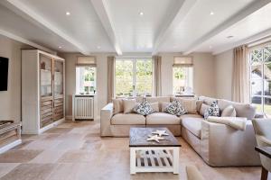 a living room with a couch and a table at Reethaus Friesenjung in Hedehusum