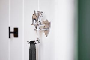 a door knob with a tie hanging from it at Reethaus Friesenjung in Hedehusum