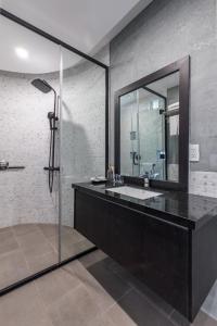 ein Badezimmer mit Waschbecken und Spiegel in der Unterkunft Anchie Retreat Villa Hội An in An Bàn (2)