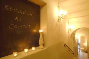 a room with a vase and candles on a wall at Le Couvent D'Herepian in Hérépian