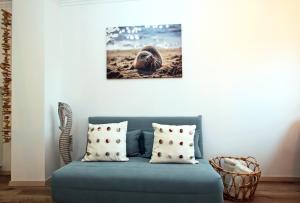 a blue couch with two pillows on a beach at Meer-Liebe in Hörnum +6 photos