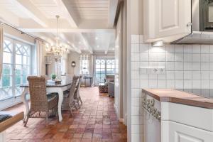 a kitchen and dining room with a table and chairs at Hüs Lillebo in Hedehusum