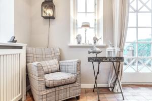 a living room with a chair and a table at Hüs Lillebo in Hedehusum