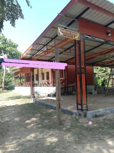 un edificio con un cartello davanti di Anan guesthouse a Don Det