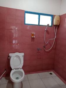 een rode badkamer met toilet en douche bij 22 Seasons Hotel in Ban Khlong Chi Lat +85 foto's
