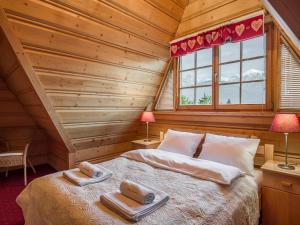 コシチェリスコにあるRezydencja Górska z saunąのログキャビン内のベッドルーム1室