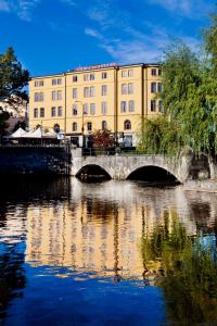 Výhled na řeku, která protéká v blízkosti hotelu