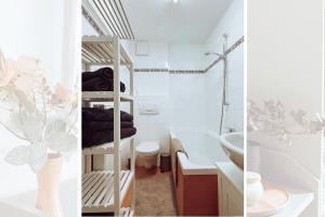 a bathroom with a sink and a toilet and a tub at Niedere Burgstraße - im Herzen der Altstadt in Pirna