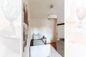 a bedroom with a couch and a dresser at Niedere Burgstraße - im Herzen der Altstadt in Pirna