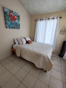 a bedroom with a bed and a window at Casa Tribu in Agujas +9 photos