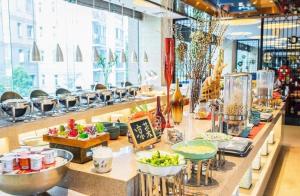 een buffet met kommen eten op een aanrecht bij Wuhan Soluxe Hotel in Wuhan