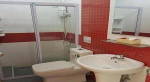 董里V-House Hotel的浴室里有马桶、洗手池和淋浴。 更多32张照片