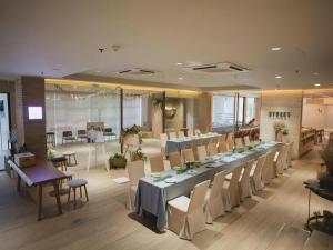 Khu vực ghế ngồi tại Clef Hotel Bangkok