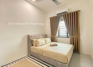 une chambre avec un lit et une fenêtre dans l'établissement Seri Centuarea Homestay, Seri Iskandar, à Seri Iskandar