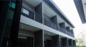 een balkon met uitzicht op een appartementencomplex bij Seven bee boutique hotel in Surin