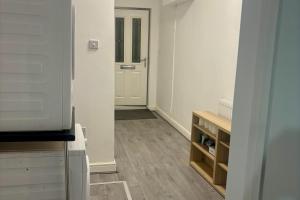 een lege kamer met een deur en een hal bij Serene Studio in Dudley in Dudley +3 foto's