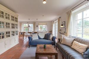 un soggiorno con un divano e un tavolo di Haus Traumstraße a Hedehusum