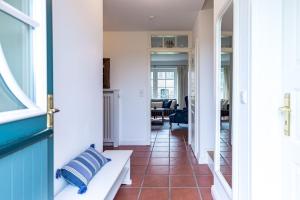 un corridoio di una casa con divano e tavolo di Haus Traumstraße a Hedehusum