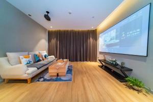 TV a/nebo společenská místnost v ubytování Magnotel Tongxiang Shimao Center