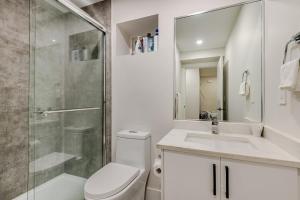 een badkamer met een douche, een toilet en een wastafel bij Metrotown area in Vancouver +32 foto's
