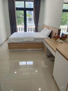 En eller flere senge i et værelse på T Homestay