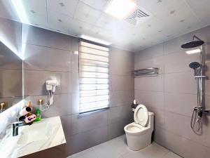 ein Badezimmer mit Toilette, Waschbecken und Dusche in der Unterkunft Yijingju Humanistic Inn in Zhangjiajie + 63 Fotos
