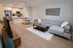 ein Wohnzimmer mit Sofa und Tisch in der Unterkunft Luxury 2 Bedrooms 2 Bathrooms With Pool and Gym in Los Angeles