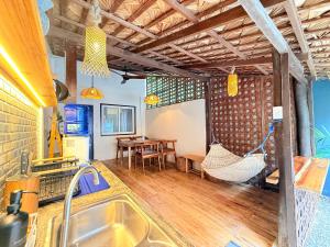 een keuken met een hangmat en een eetkamer bij Lugadia Villas in El Nido