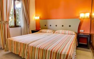 Posteľ alebo postele v izbe v ubytovaní SBH Taro Beach Hotel