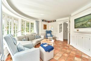 a living room with a couch and chairs at Inselhüs Kampen in Kampen
