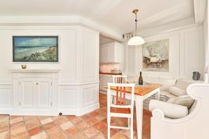 a kitchen and a living room with a table at Inselhüs Kampen in Kampen