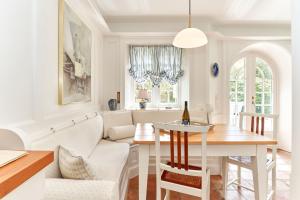 a living room with a table and a couch at Inselhüs Kampen in Kampen