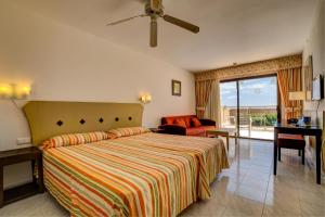 Posteľ alebo postele v izbe v ubytovaní SBH Taro Beach Hotel