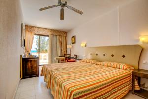 Posteľ alebo postele v izbe v ubytovaní SBH Taro Beach Hotel