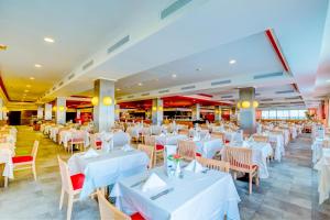 Reštaurácia alebo iné gastronomické zariadenie v ubytovaní SBH Taro Beach Hotel