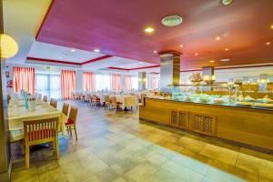 Reštaurácia alebo iné gastronomické zariadenie v ubytovaní SBH Taro Beach Hotel