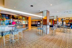 Reštaurácia alebo iné gastronomické zariadenie v ubytovaní SBH Taro Beach Hotel