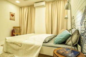 En eller flere senge i et værelse på Apartment near the Great Synagogue with FREE GARAGE