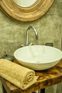 Et badeværelse på Apartment near the Great Synagogue with FREE GARAGE + 15 billeder