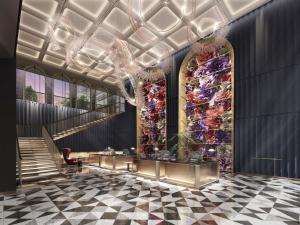 una hall con scala e lampadario pendente di Fairmont Hanoi a Hanoi