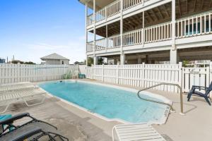 een zwembad voor een gebouw bij Dream Chaser-Private Pool-Pet Friendly-Directly across from boardwalk to beach in St. George Island