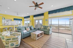 een woonkamer met twee banken en een tafel bij Dream Chaser-Private Pool-Pet Friendly-Directly across from boardwalk to beach in St. George Island