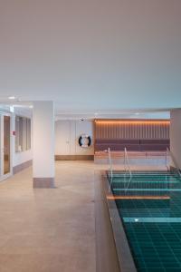 圣莫里茨苏维塔之家酒店的建筑物中央设有游泳池的体育馆