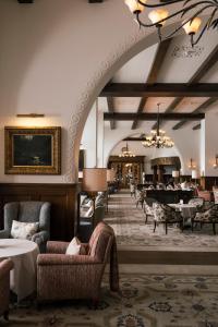 圣莫里茨苏维塔之家酒店的大楼内设有沙发和桌子的大厅