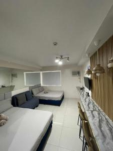 un soggiorno con un letto e un divano di The Persimmon Mabolo Cebu City a Mabolo