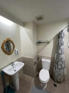 un bagno con un water bianco e un lavandino di The Persimmon Mabolo Cebu City a Mabolo