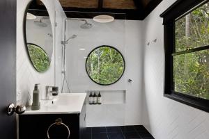 Koupelna v ubytování Green Buddha + 51 fotografií