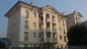 a large white building with a lot of windows at Guest House Marco Polo in Vicenza