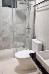 een badkamer met een douche, een toilet en een wastafel bij Daily Relax Inn -Apartment Rooms- Hulhumale' in Furanafushi +20 foto's