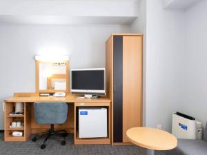 un ufficio con una scrivania con un computer e una sedia di Comfort Hotel Hamamatsu a Hamamatsu